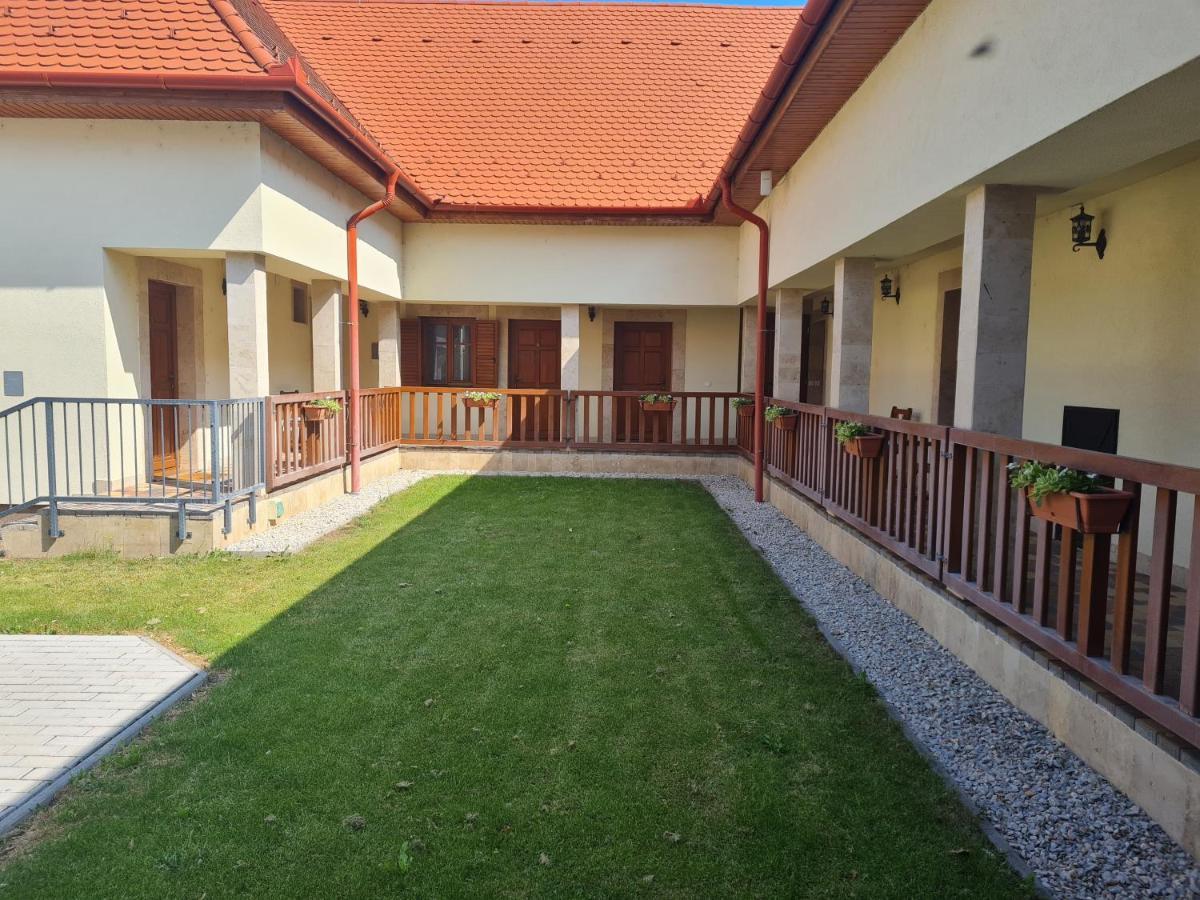 Toroes Panzio Acomodação com café da manhã Szabolcs Exterior foto